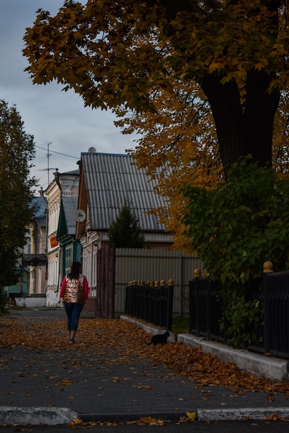 La ragazza cammina per la città in autunno