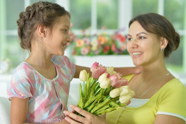 La ragazza carina ha preparato una sorpresa per sua madre