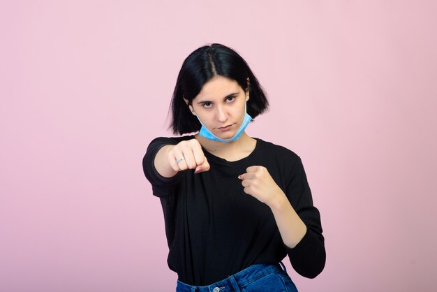 La ragazza caucasica in maschera protettiva di colore blu.