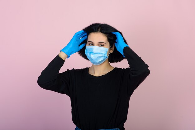 La ragazza caucasica in maschera protettiva di colore blu.