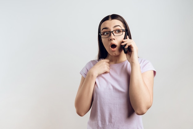 La ragazza caucasica sta parlando sul telefono cellulare.