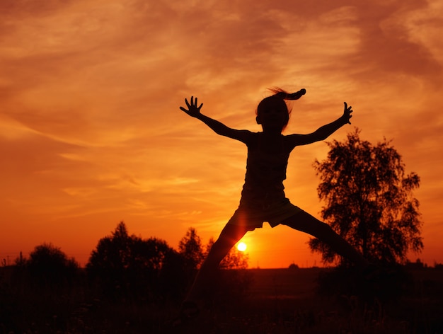 La ragazza che salta al tramonto