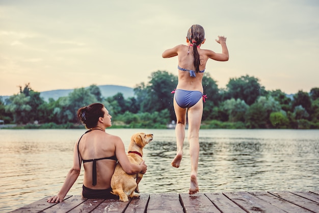 La ragazza che salta nell'acqua