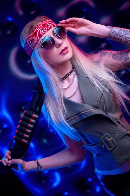 La ragazza che sembra un hippie con un fucile al neon