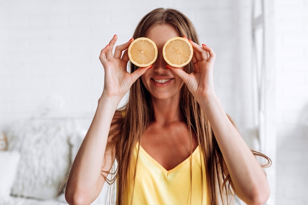 La ragazza chiude gli occhi con un limone