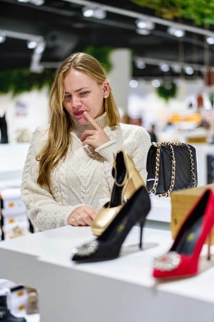 la ragazza compra le scarpe al negozio