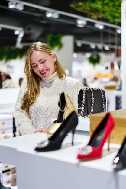 la ragazza compra le scarpe al negozio