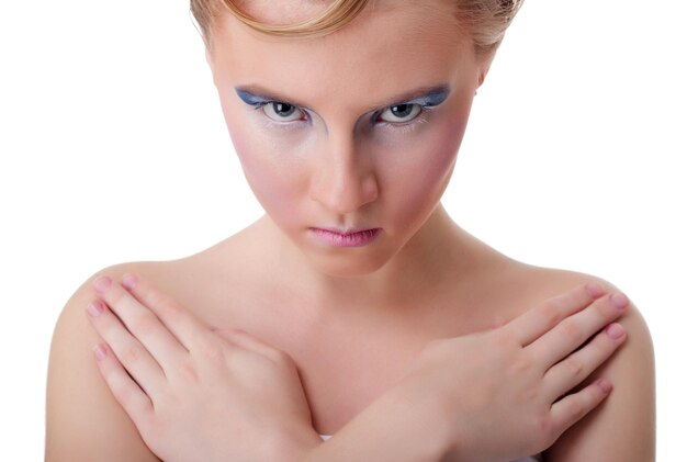 La ragazza con i capelli lunghi in un abito bianco chiaro in posa su sfondo grigio chiaro Studio shotisolated immagine