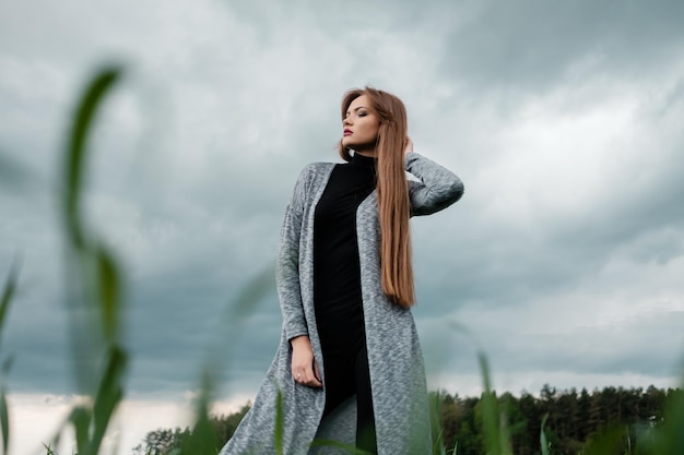 La ragazza con i capelli lunghi si trova in un campo al vento Il concetto di libertà e passione