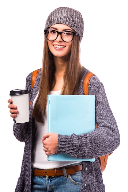 La ragazza con il caffè in mano guarda la parte anteriore.