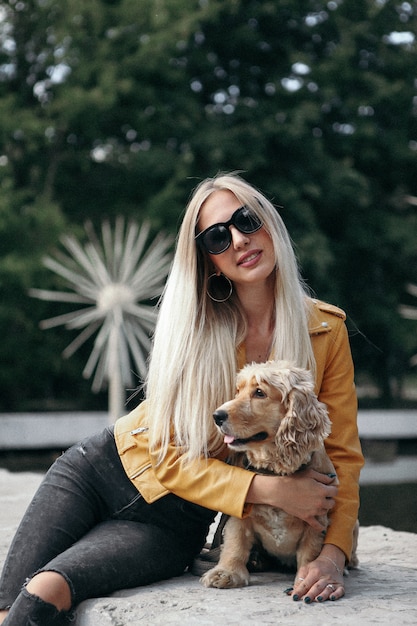 La ragazza con il cane cammina nel parco