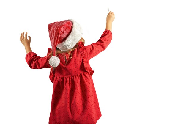 La ragazza con il cappello di Babbo Natale disegna un disegno di Natale sulla lavagna