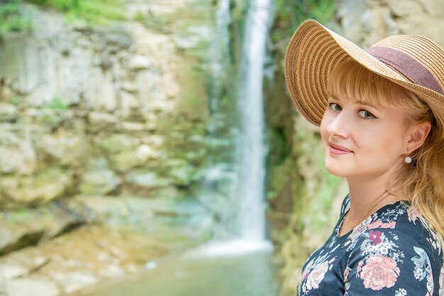 La ragazza con il cappello guarda le viste della Georgia Tbilisi.