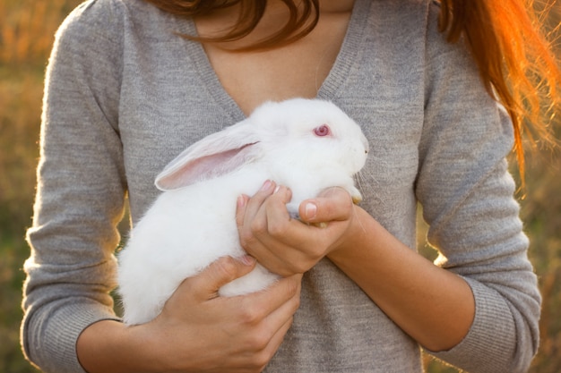 La ragazza con il coniglio felice