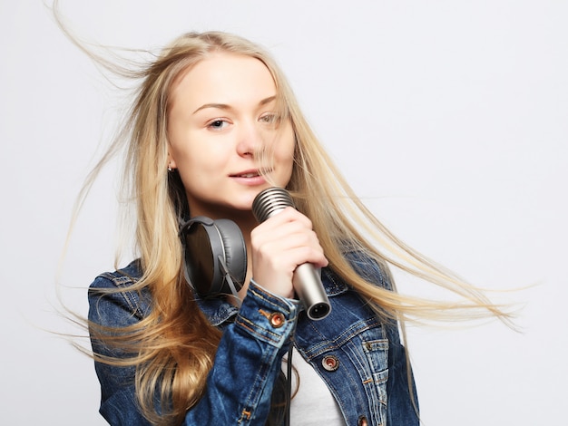 La ragazza con il microfono canta