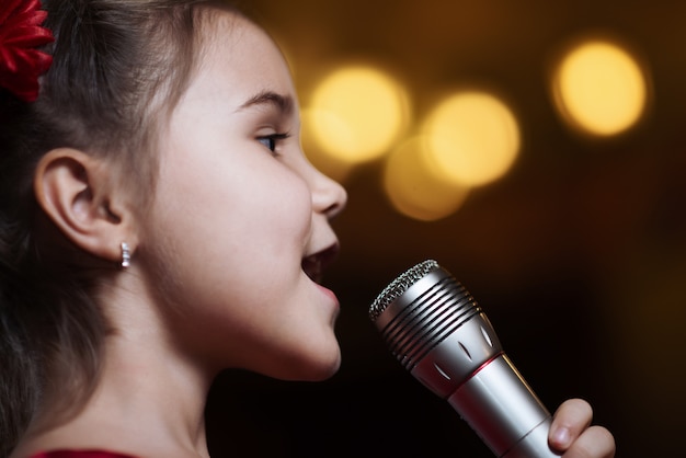 La ragazza con il microfono.