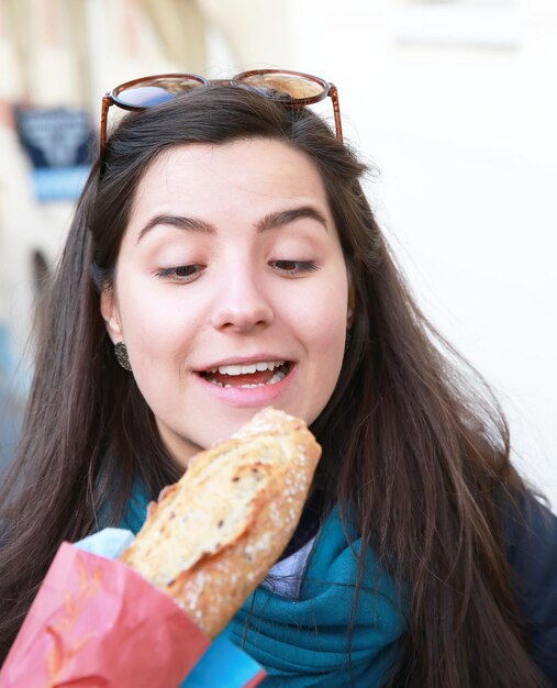 La ragazza con il pane genera