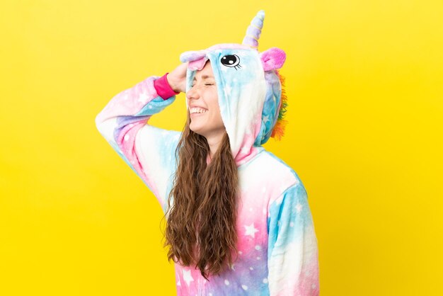 La ragazza con il pigiama unicorno su sfondo isolato ha realizzato qualcosa e intendeva la soluzione