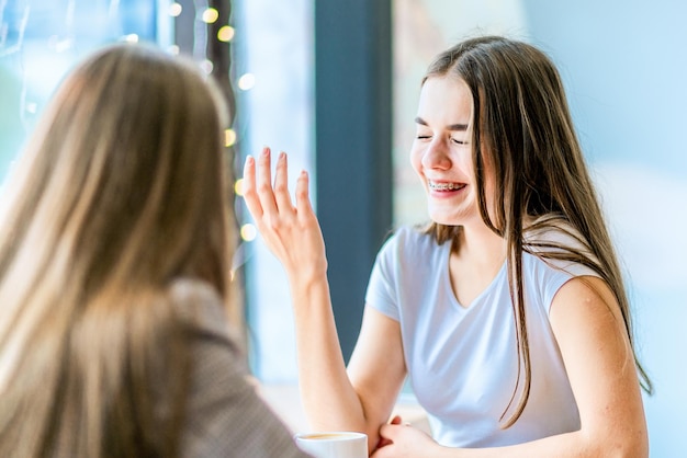 La ragazza con l'apparecchio sui denti scoppiò a ridere