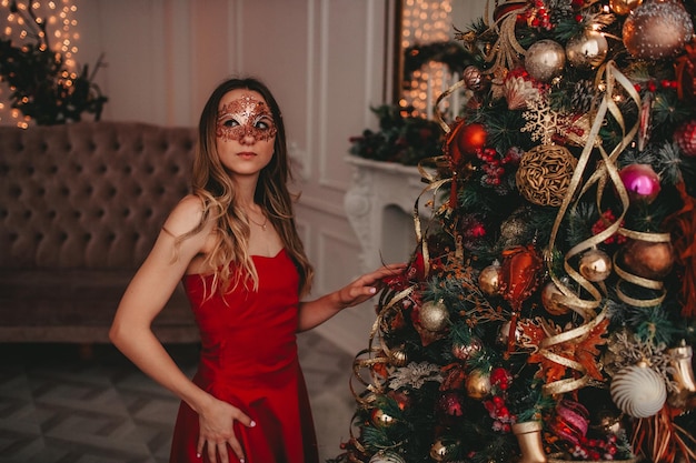 la ragazza con la maschera d'oro negli addobbi natalizi