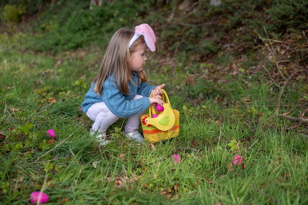 La ragazza con le orecchie da coniglio raccoglie le uova per Pasqua