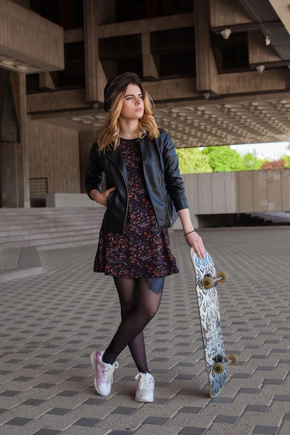 La ragazza con lo skateboard sta pensando