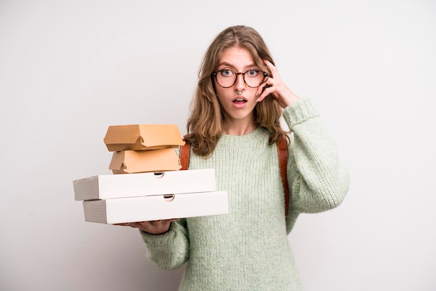 La ragazza con pizze e hamburger porta via il concetto di fast food