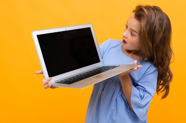 La ragazza con sorpresa guarda lo schermo di un laptop