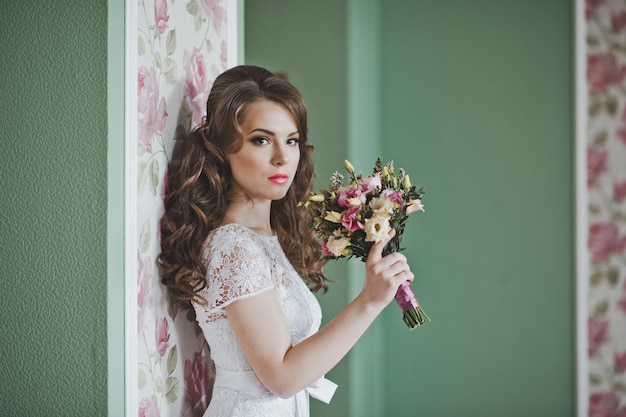 La ragazza con un bouquet in casa 2655