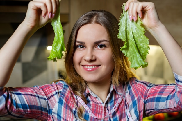 La ragazza con una bella figura tiene le verdure