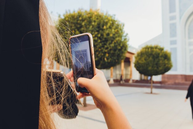 La ragazza con una macchina fotografica ha fotografato un'altra ragazza caduta per strada.