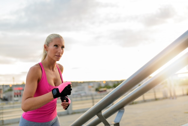 La ragazza corre sulle scale della città