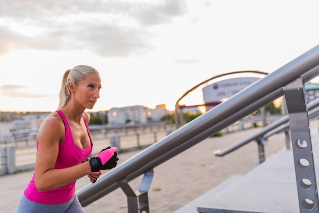 La ragazza corre sulle scale della città