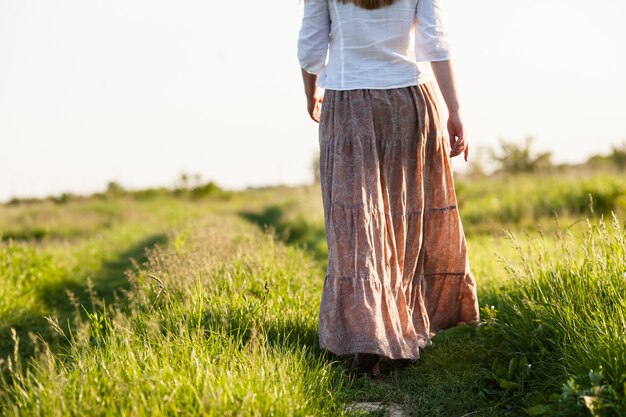 La ragazza corse attraverso il campo