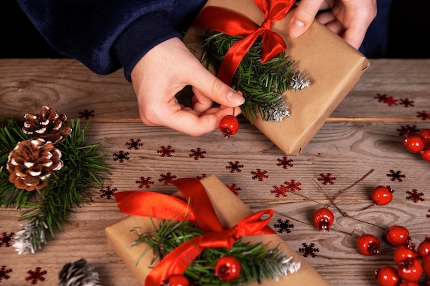 La ragazza decora i regali di Natale Celebrando Natale e Capodanno