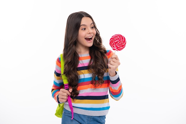 La ragazza del bambino dell'adolescente hipster lecca il lecca-lecca Zucchero nutrizione caramelle e dolci
