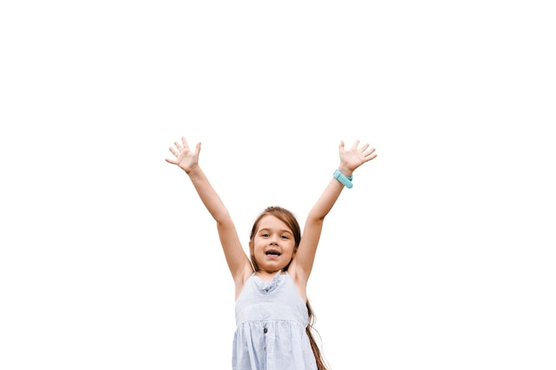 La ragazza del bambino felice positiva alza le mani sorridendo e ridendo su sfondo bianco con un posto vuoto per adrert Concetto di vittoria nel gioco online