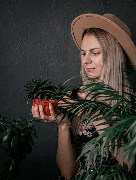 La ragazza del giardiniere è impegnata nelle sue piante