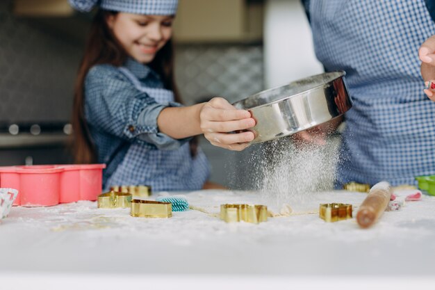 La ragazza del primo piano mescola la pasta. Concentrati su un impasto