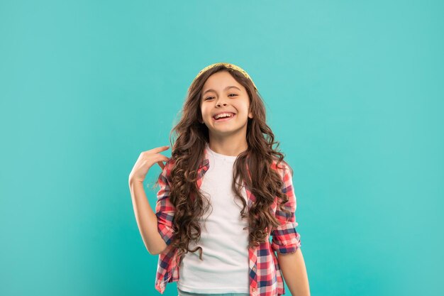 La ragazza dell'arricciatura dei capelli crespi del modello di moda femminile ha il ritratto ondulato della pettinatura del bambino crespo