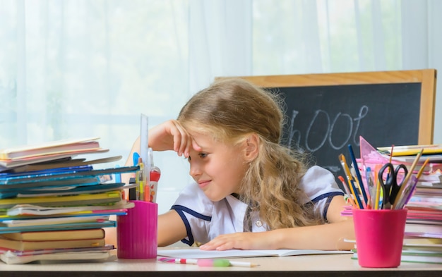 La ragazza della scuola Yong fa i compiti