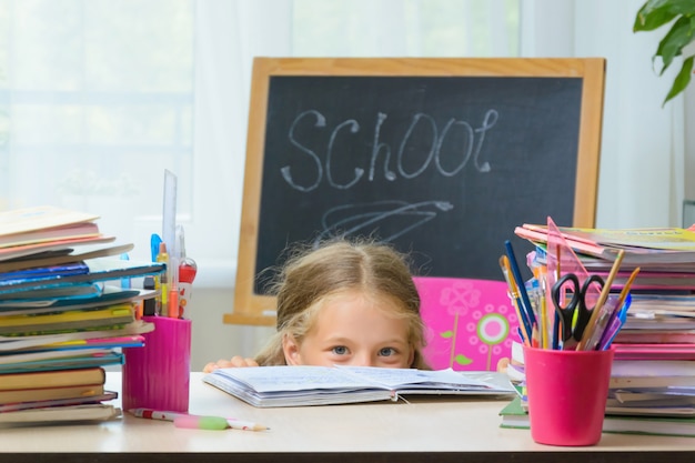 La ragazza della scuola Yong fa i compiti