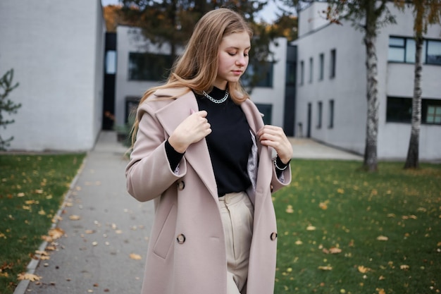 La ragazza della strada si raddrizza il cappotto