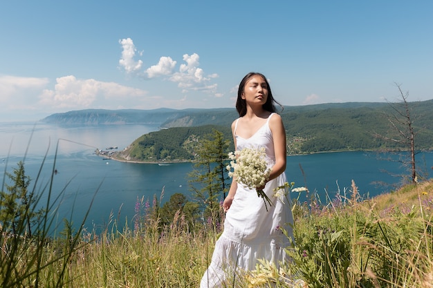 La ragazza di Buryat appare sul lago Baikal