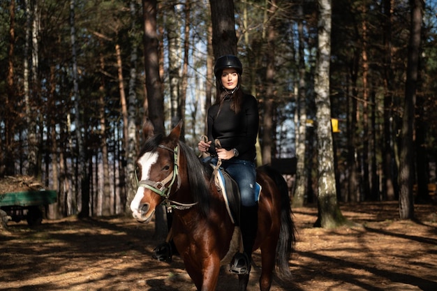 La ragazza di equitazione sta addestrando il suo cavallo