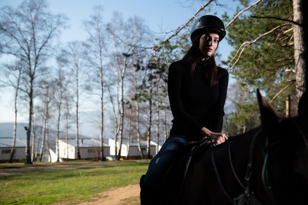 La ragazza di equitazione sta addestrando il suo cavallo