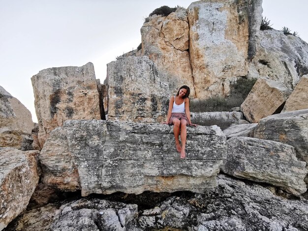 La ragazza di fronte alla roccia