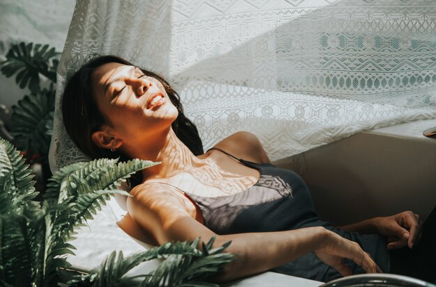 la ragazza dorme con il sole e l&#39;ombra