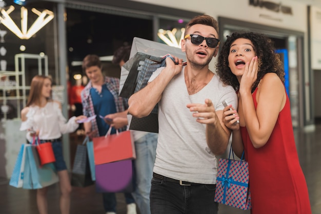 La ragazza e il suo ragazzo fanno shopping al centro commerciale