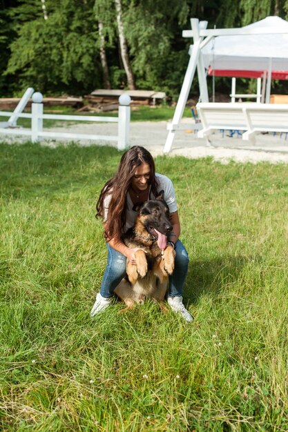 La ragazza e il suo splendido pastore tedesco